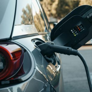 pexels-kindelmedia-9800009 kraunamas elektromobilis